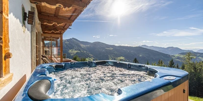 Hüttendorf - Fügenberg - Whirlpool auf der Terrasse - Luxus Chalet Bischofer-Bergwelt