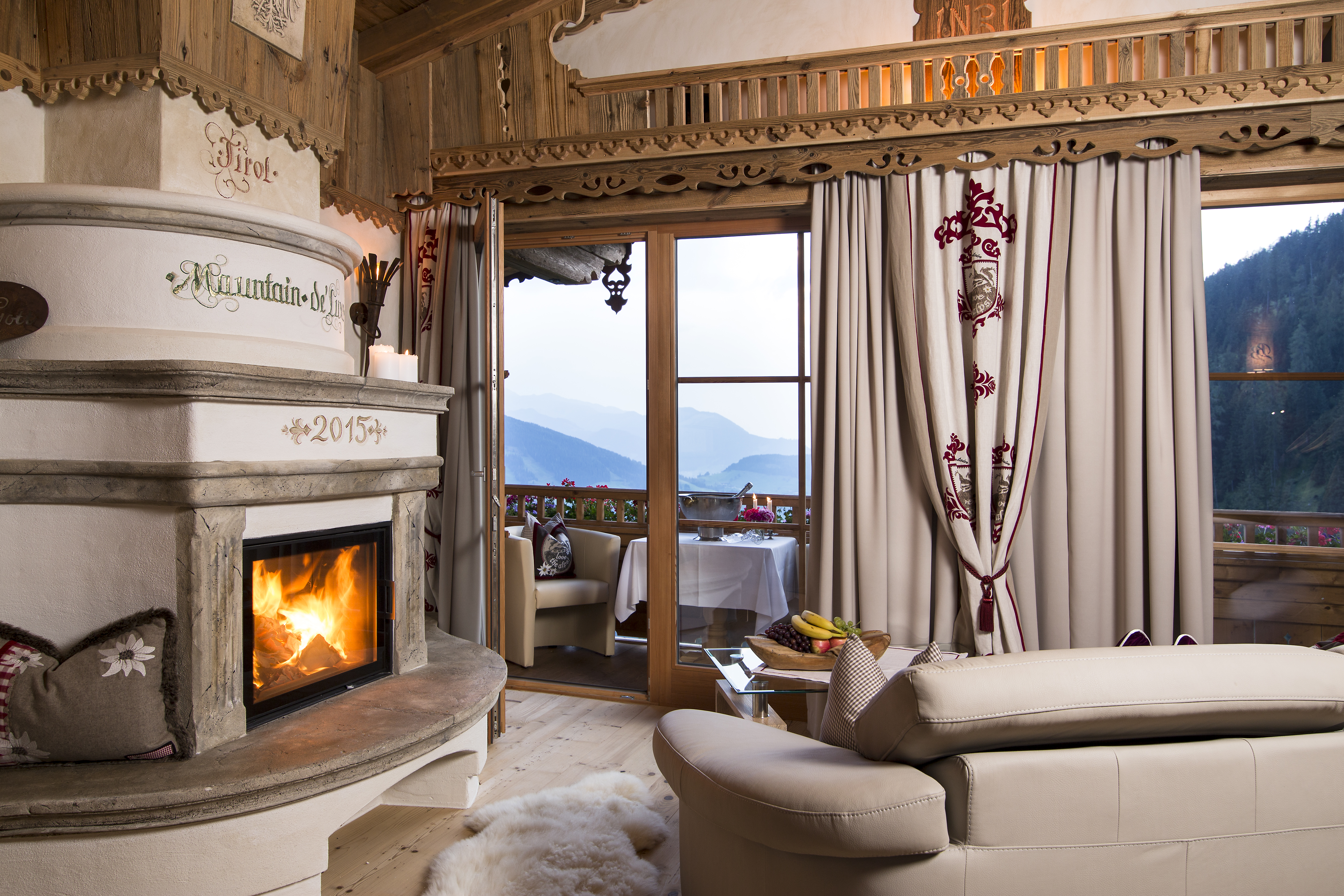 Chalet: Wohnraum mit Kamin in der Suite - Luxus Chalet Bischofer-Bergwelt