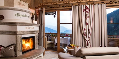 Hüttendorf - Fügenberg - Wohnraum mit Kamin in der Suite - Luxus Chalet Bischofer-Bergwelt