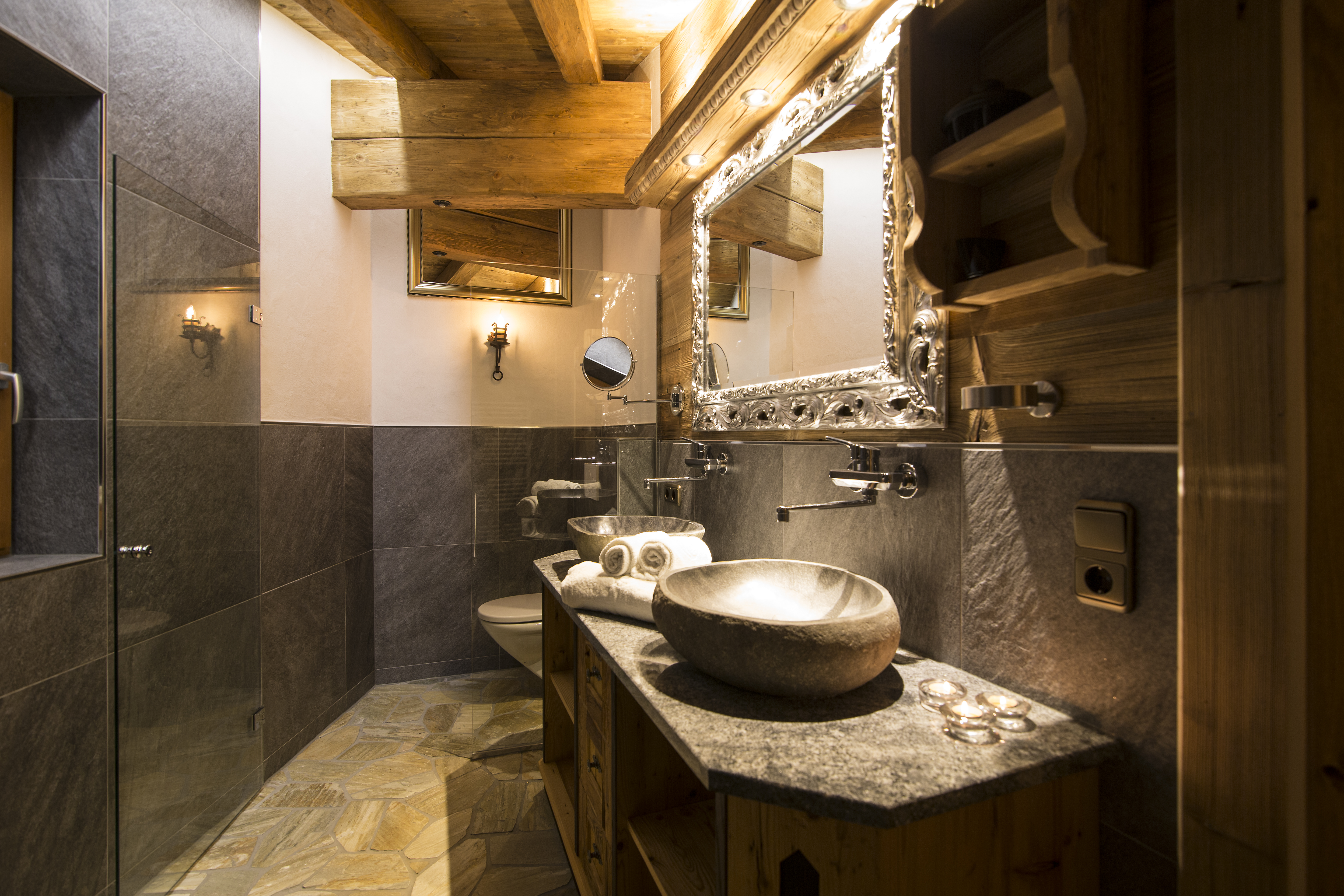 Chalet: Badezimmer der Suite - Luxus Chalet Bischofer-Bergwelt