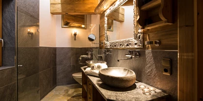 Hüttendorf - Fügenberg - Badezimmer der Suite - Luxus Chalet Bischofer-Bergwelt