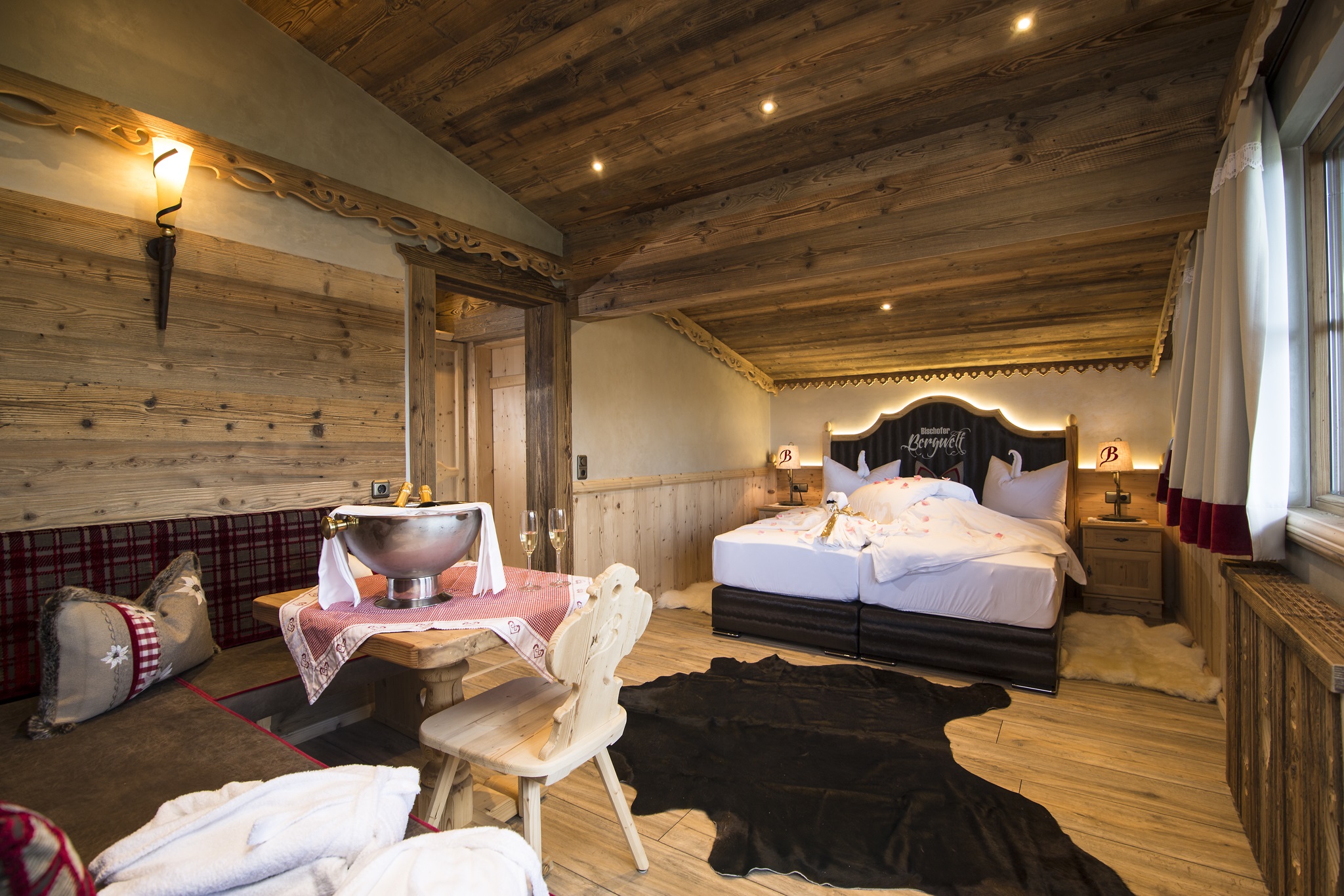 Chalet: Doppelzimmer im Haupthaus mit Dusche/WC, TV und Balkon oder Terrasse - Luxus Chalet Bischofer-Bergwelt