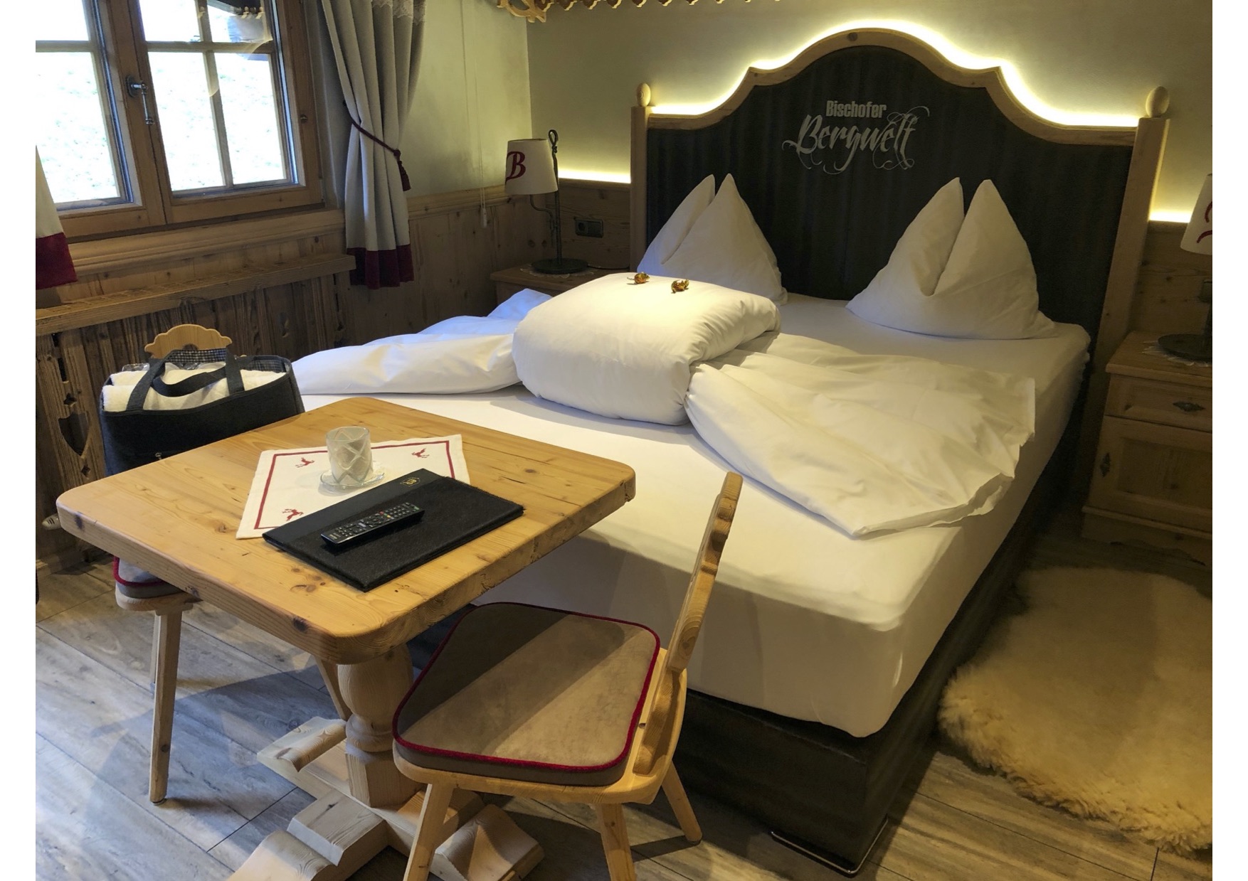 Chalet: Doppelzimmer. Alle Zimmer sind mit Boxspringbetten Dusche/ WC/ TV und Balkon oder Terrasse ausgestattet. - Luxus Chalet Bischofer-Bergwelt