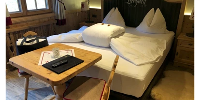 Hüttendorf - Fügenberg - Doppelzimmer. Alle Zimmer sind mit Boxspringbetten Dusche/ WC/ TV und Balkon oder Terrasse ausgestattet. - Luxus Chalet Bischofer-Bergwelt