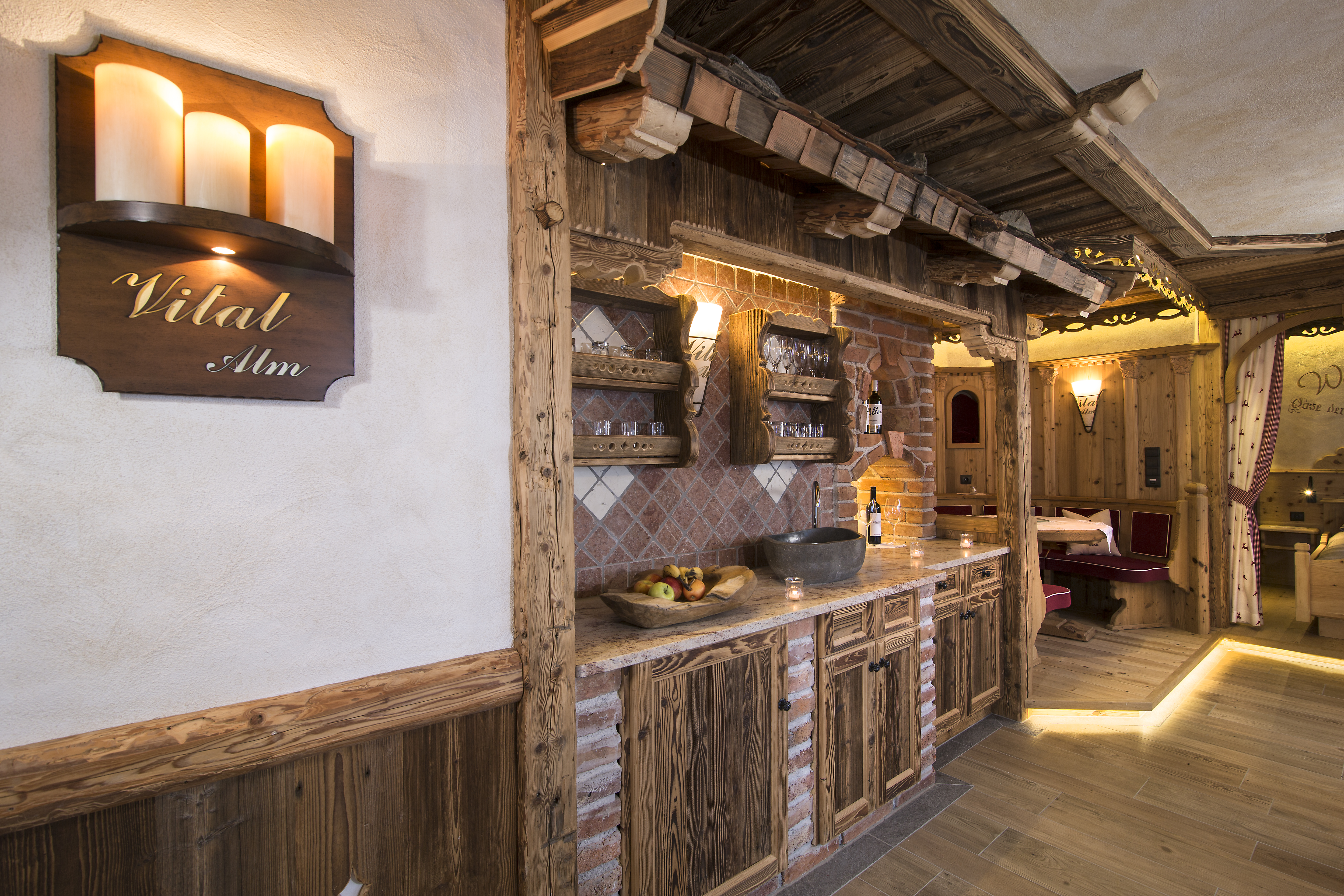 Chalet: Eingang in den Ruheraum. Es ist alles mit Altholz gebaut.Keine Chemie - Luxus Chalet Bischofer-Bergwelt