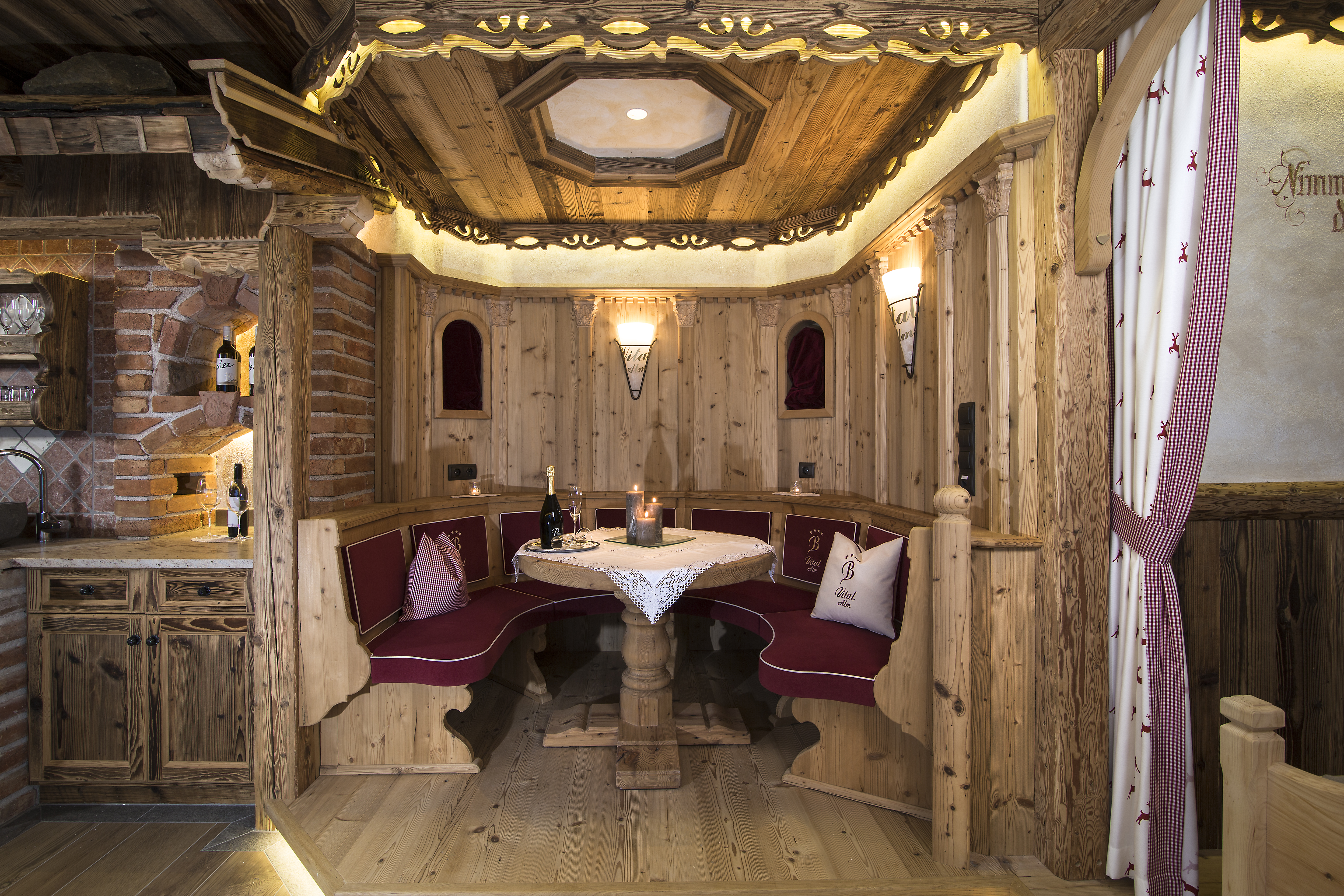Chalet: Ecke zum Lesen oder Tee trinken im Ruheraum - Luxus Chalet Bischofer-Bergwelt