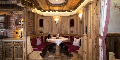 Hüttendorf - Fügenberg - Ecke zum Lesen oder Tee trinken im Ruheraum - Luxus Chalet Bischofer-Bergwelt