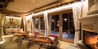 Hüttendorf - Fügenberg - Relaxliegen mit Kamin im Ruheraum - Luxus Chalet Bischofer-Bergwelt