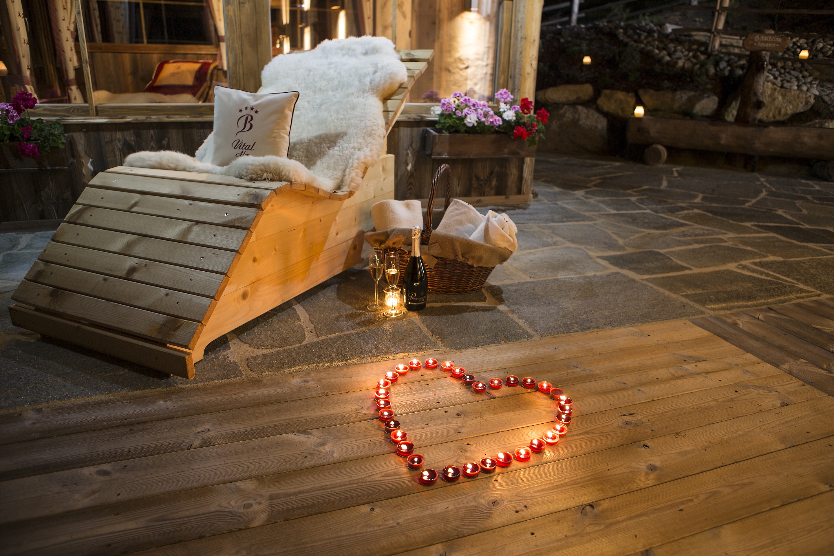 Chalet: romantisch vor dem Vitalbrunnen.
Wasser von eigener Quelle - Luxus Chalet Bischofer-Bergwelt