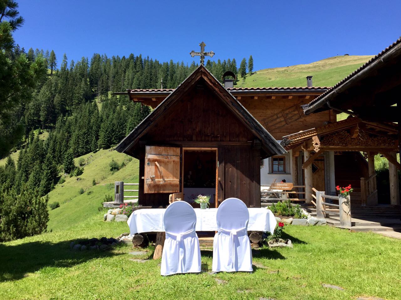 Chalet: Unsere Almkapelle, wo die Brautpaare getraut werden - Luxus Chalet Bischofer-Bergwelt
