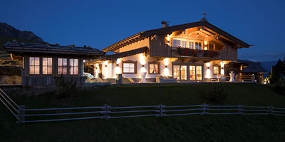 Hüttendorf - Fügenberg - Wellnesshaus bei Nacht - Luxus Chalet Bischofer-Bergwelt