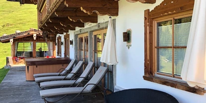 Hüttendorf - Fügenberg - Whirlpool auf der Terrasse - Luxus Chalet Bischofer-Bergwelt