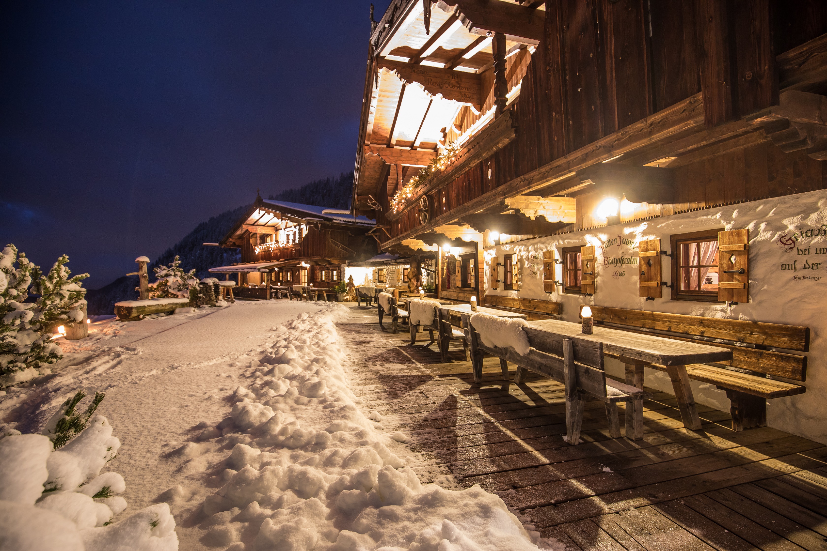 Chalet: Chalet beleuchtet bei Nacht - Luxus Chalet Bischofer-Bergwelt