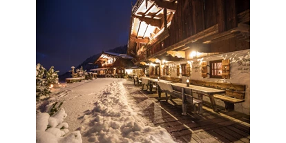 Hüttendorf - Fügenberg - Chalet beleuchtet bei Nacht - Luxus Chalet Bischofer-Bergwelt