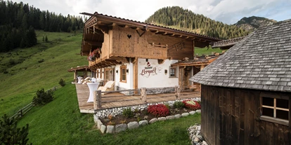 Hüttendorf - Fügenberg - Wellnesshaus. In diesem Haus ist der Spaß-Vitalgarten und im ersten Stock die Suite und 1 separates Doppelzimmer - Luxus Chalet Bischofer-Bergwelt