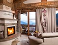 Chalet: Wohnraum mit Kamin in der Suite - Luxuschalet Bischofer-Bergwelt