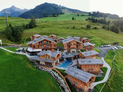 Hüttendorf - Chaletgröße: 4 - 6 Personen - Pinzgau - Unser Bergdorf Hotel Zaglgut aus der Luftperspektive. - Bergdorf Hotel Zaglgut Ski In & Ski Out