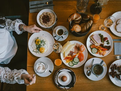 Hüttendorf - Chaletgröße: 4 - 6 Personen - Pinzgau - Ein reich gedeckter Frühstückstisch im Restaurant Zagl. - Bergdorf Hotel Zaglgut Ski In & Ski Out