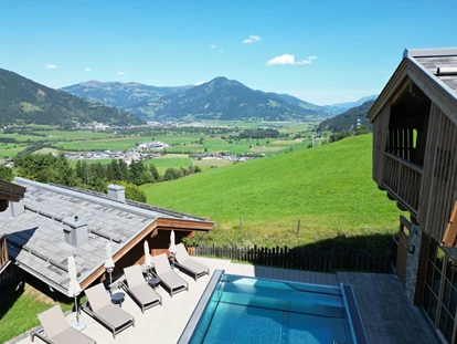 Hüttendorf - Chaletgröße: 4 - 6 Personen - Pinzgau - Der Außenpool mit Blick auf die umliegende Berglandschaft im Sommer. - Bergdorf Hotel Zaglgut Ski In & Ski Out