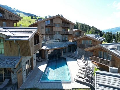 Hüttendorf - Chaletgröße: 4 - 6 Personen - Pinzgau - Blick auf das Zaglgut mit Außenpool im Sommer. - Bergdorf Hotel Zaglgut Ski In & Ski Out