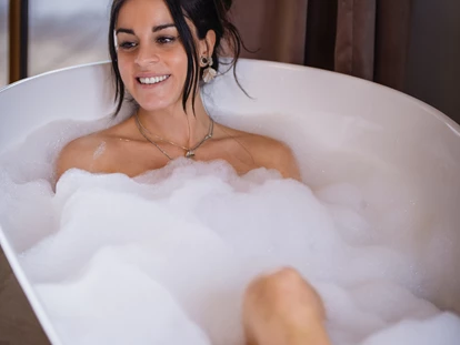 Hüttendorf - Chaletgröße: 4 - 6 Personen - Pinzgau - ChatGPT:
Unsere freistehende Badewanne mit reichlich Schaum sorgt für pure Entspannung. - Bergdorf Hotel Zaglgut Ski In & Ski Out