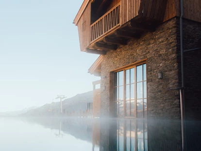 Hüttendorf - Chaletgröße: 4 - 6 Personen - Pinzgau - Unser Infinity-Pool mit beeindruckendem Panoramablick lädt zum Träumen und Entspannen ein. - Bergdorf Hotel Zaglgut Ski In & Ski Out