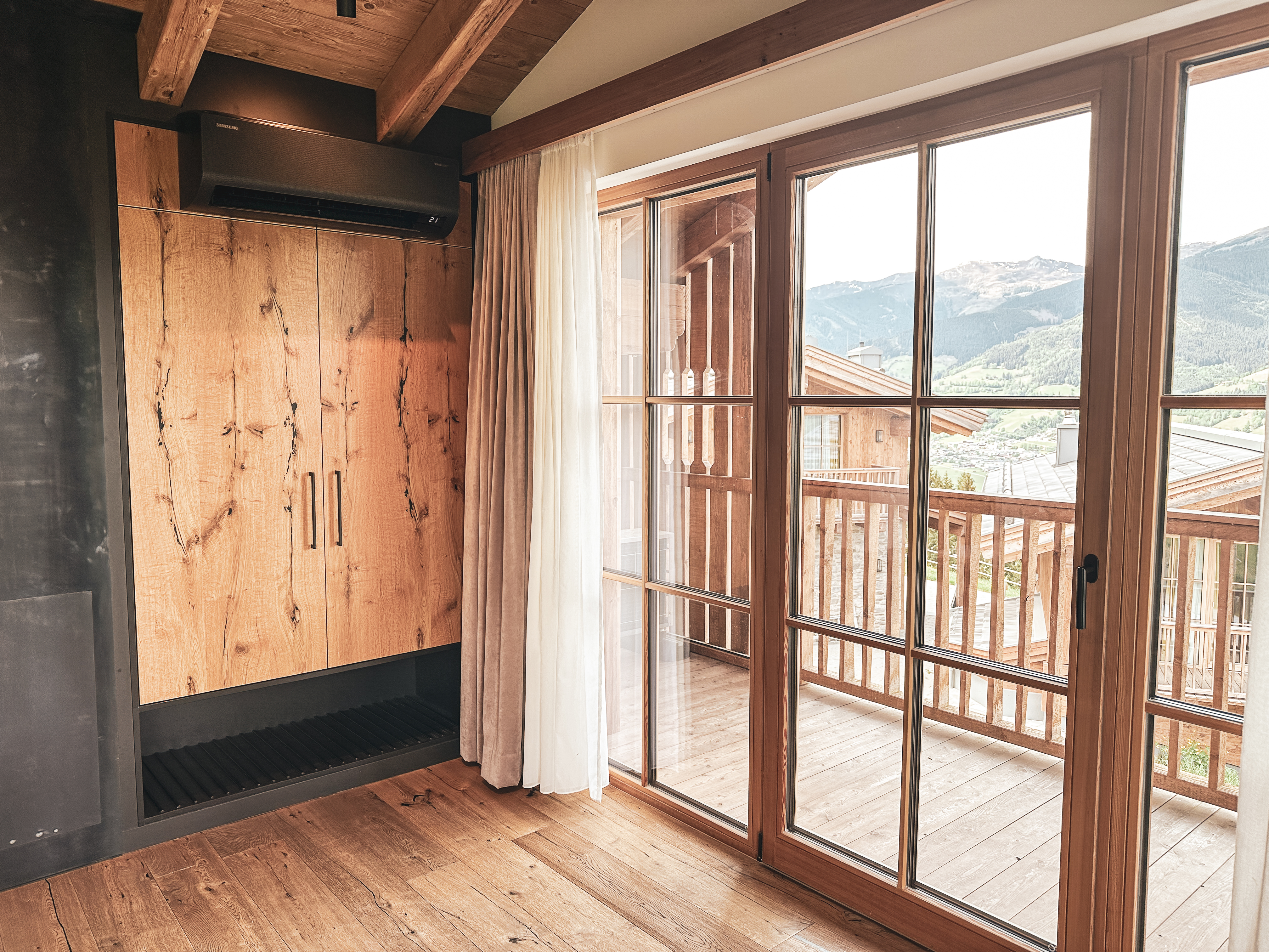 Chalet: Unser Panorama Superior Chalet mit Klimaanlage vereint exklusiven Wohnkomfort, stilvolles alpines Design und einen traumhaften Ausblick auf die Bergwelt. - Bergdorf Hotel Zaglgut Ski In & Ski Out