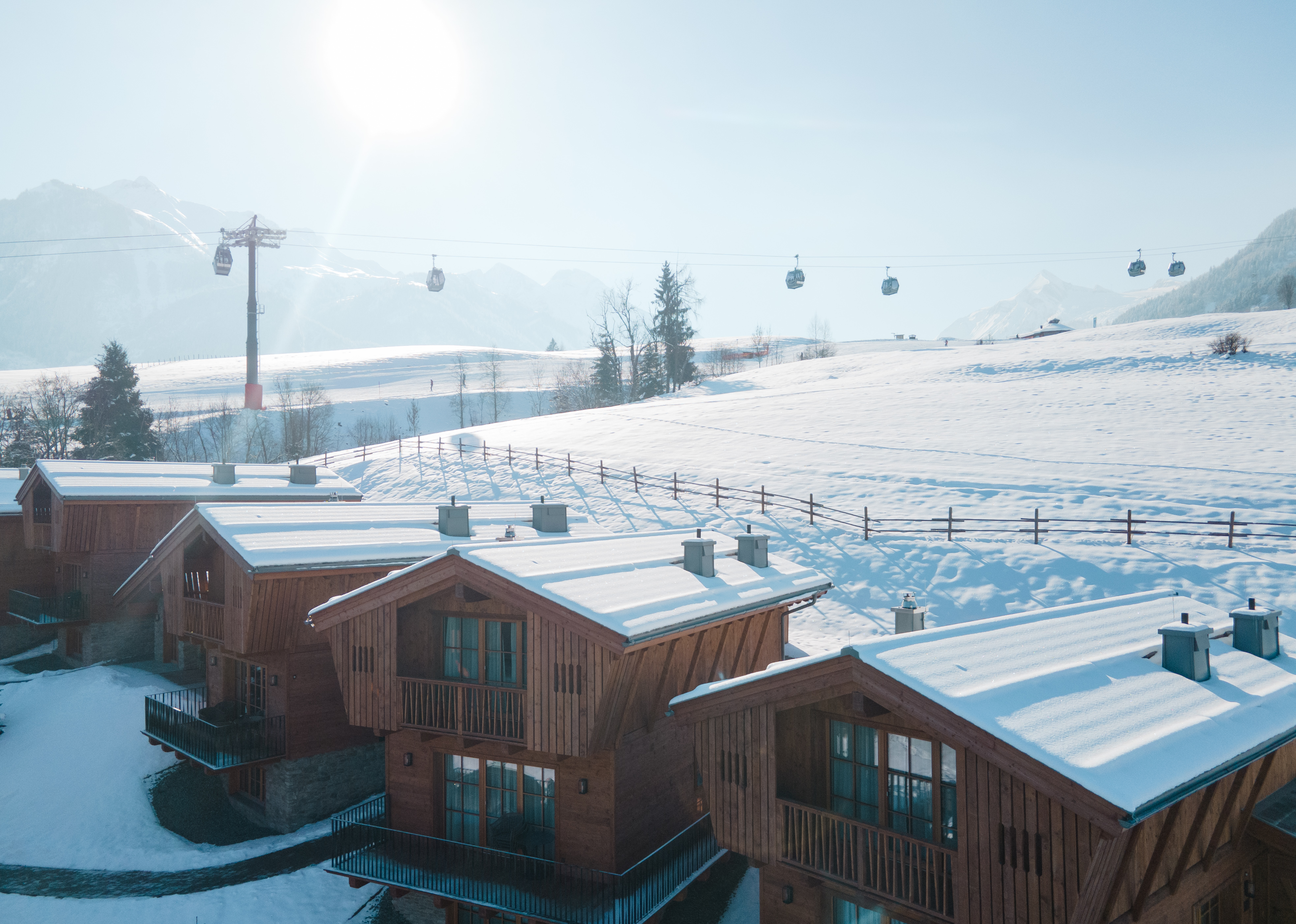 Chalet: Eingebettet in die winterliche Bergwelt bietet das Zaglgut den perfekten Rückzugsort für entspannte Urlaubstage und unvergessliche Momente im Schnee. - Bergdorf Hotel Zaglgut Ski In & Ski Out