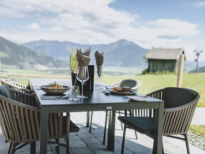 Hüttendorf - Chaletgröße: 4 - 6 Personen - Pinzgau - Sonnenterrasse Restaurant Zagl - Bergdorf Hotel Zaglgut Ski In & Ski Out