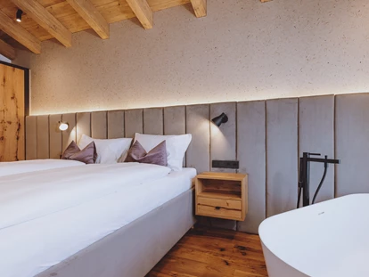 Hüttendorf - Chaletgröße: 4 - 6 Personen - Pinzgau - Freistehende Badewanne im Kuschel Spa Chalet - Bergdorf Hotel Zaglgut Ski In & Ski Out