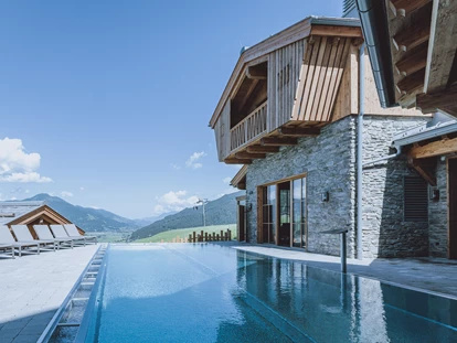 Hüttendorf - Chaletgröße: 4 - 6 Personen - Pinzgau - Infinitypool mit Blick auf das Kapruner Tal - Bergdorf Hotel Zaglgut Ski In & Ski Out