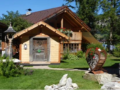 Hüttendorf - Schröcken - Saunahütte dahinter die grosse Familien Komfort -Almhütte - Almhütten Moll am Haldensee