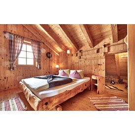 Chalet: Schlafzimmer Komfort -Almhütte dahinter die Bärenhöhle, Spiel und Schlafraum für die Kids - Almhütten Moll am Haldensee