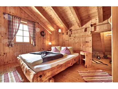 Hüttendorf - Schröcken - Schlafzimmer Komfort -Almhütte dahinter die Bärenhöhle, Spiel und Schlafraum für die Kids - Almhütten Moll am Haldensee