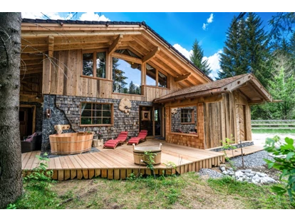 Hüttendorf - Schröcken - Unsere Wildererhütte mit grosser davor liegender Terrasse - Almhütten Moll am Haldensee