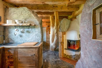 Chalet: Küchenbereich Wildererhütte dahinter das Bad - Almhütten Moll am Haldensee