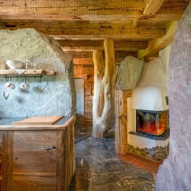 Chalet: Küchenbereich Wildererhütte dahinter das Bad - Almhütten Moll am Haldensee