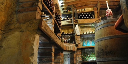 Hüttendorf - Schwerpunkt: Badeurlaub - Vinothek im Ferienhaus Morgenfurt - Erdhäuser und Suiten im Hobbit-Style