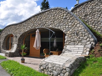 Erdhäuser und Suiten im Hobbit-Style Hütten im Detail Erdhaus Drüber