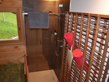 Hüttendorf - Hot Tub: beim Chalet - Heubett und Dusche - Naturchalet
