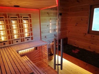 Hüttendorf - Hot Tub: beim Chalet - Infrarotsauna und Heubett - Naturchalet