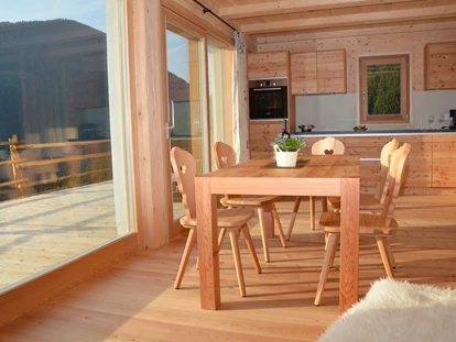 Hüttendorf - Hot Tub: beim Chalet - Küche - Naturchalet
