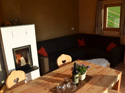 Hüttendorf - Hot Tub: beim Chalet - Wohnraum - Naturchalet