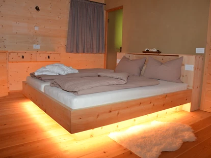 Hüttendorf - Hot Tub: beim Chalet - Schlafzimmer - Naturchalet