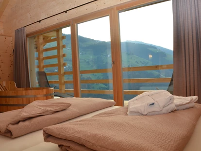Hüttendorf - Hot Tub: beim Chalet - Schlafzimmer - Naturchalet