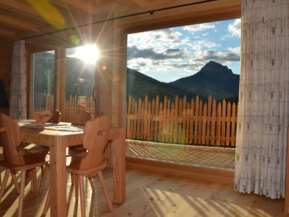 Hüttendorf - Hot Tub: beim Chalet - Wohnzimmer - Naturchalet