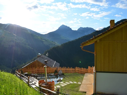 Hüttendorf - Hot Tub: beim Chalet - Die Lage der beiden Chalets - Naturchalet