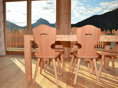 Hüttendorf - Hot Tub: beim Chalet - Esstisch mit Ausblick - Naturchalet