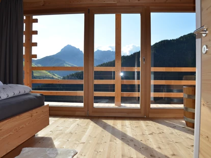 Hüttendorf - Hot Tub: beim Chalet - Schlafzimmer mit Ausblick - Naturchalet