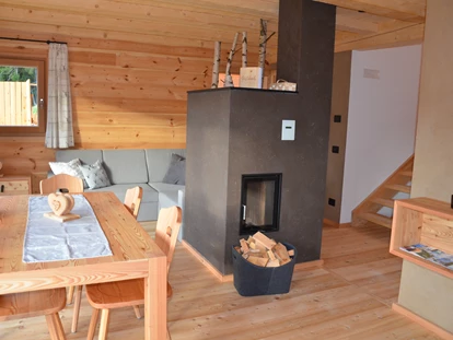 Hüttendorf - Hot Tub: beim Chalet - Wohnzimmer  - Naturchalet